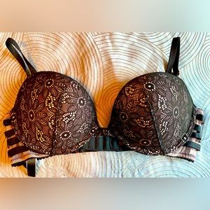 Victoria’s Secret Very Sexy Push Up Bra Black Floral strappy sides 34C Bra